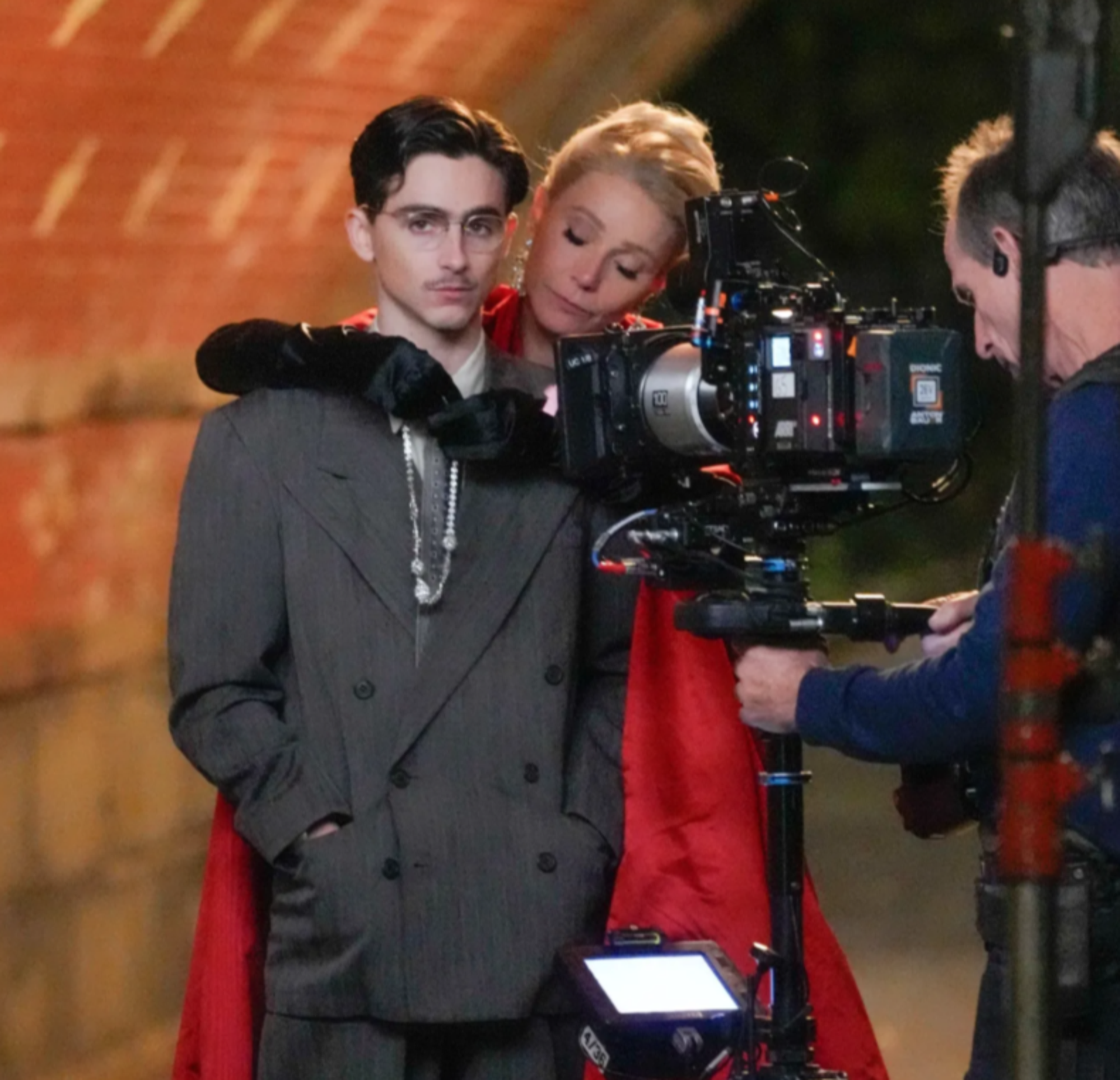 Gwyneth Paltrow e Timoth&eacute;e Chalamet sul set di Marty Supreme