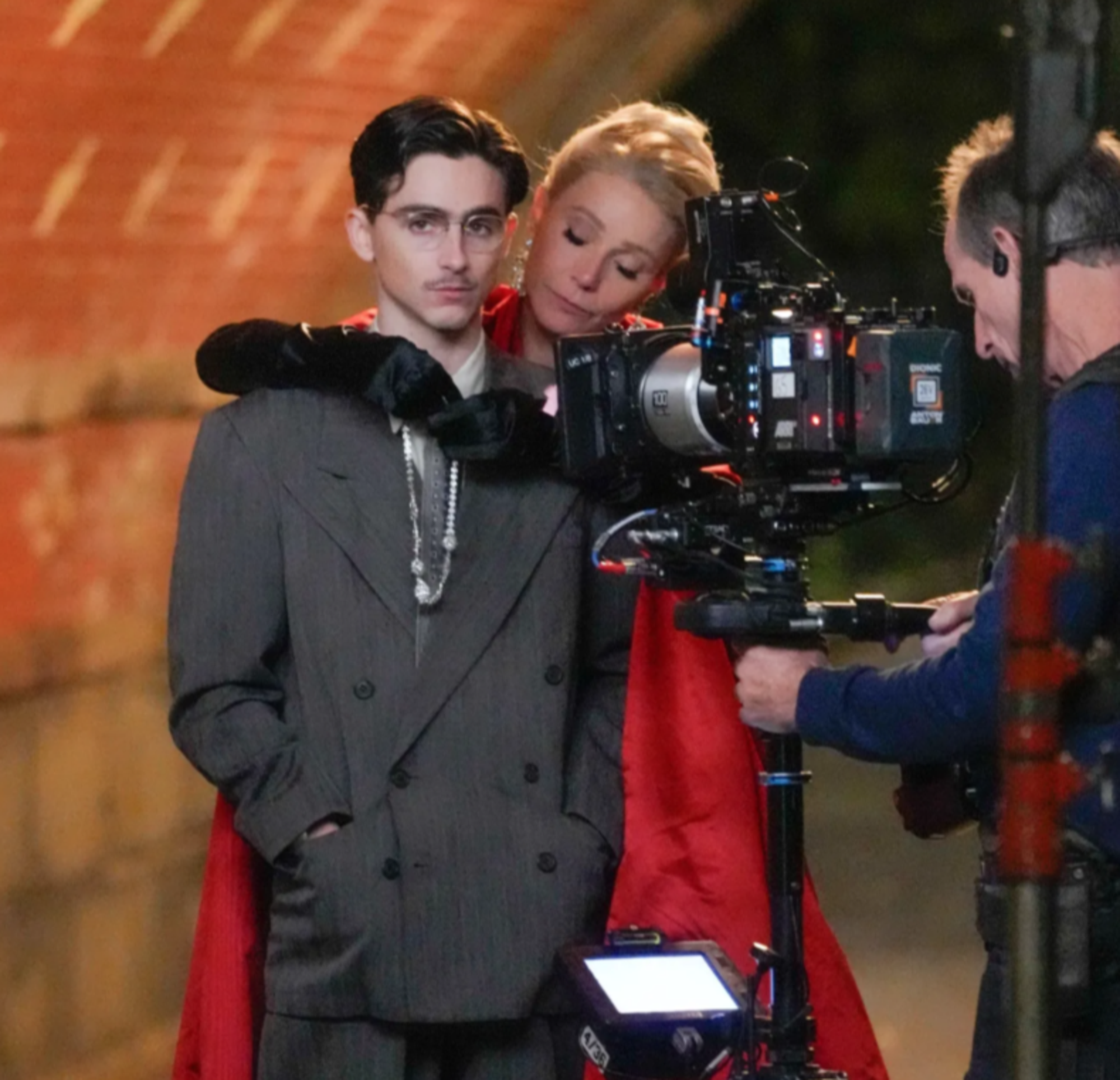 Gwyneth Paltrow e Timothée Chalamet sul set di Marty Supreme