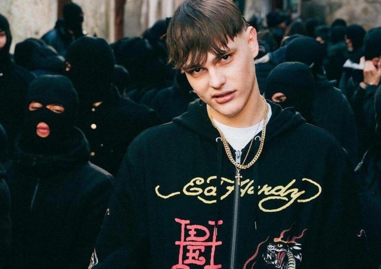 A Le Iene lo show di Stasi (non Alberto, anche se c&#039;&egrave; Garlasco): il rapper Kid Yugi, in auto con il gadget per non far suonare l&#039;allarme della cintura (&ldquo;al sud lo fanno tutti&rdquo;), la mamma e...