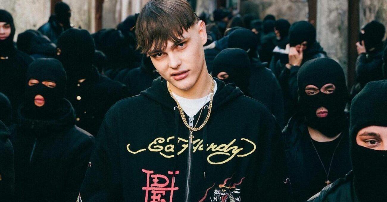 A Le Iene lo show di Stasi (non Alberto, anche se c&#039;&egrave; Garlasco): il rapper Kid Yugi, in auto con il gadget per non far suonare l&#039;allarme della cintura (&ldquo;al sud lo fanno tutti&rdquo;), la mamma e...