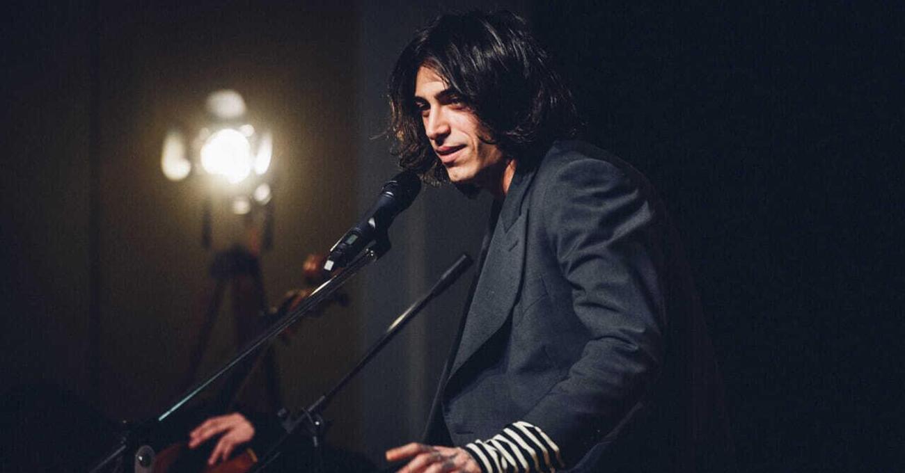 Siamo andati al concerto di Naska del suo Tour Unplugged a Milano, ma com&#039;&egrave; stato? Ha portato il rock al teatro Arcimboldi, malinconico come Kurt Cobain, romantico come Buscaglione. E l&rsquo;unico ospite J-Ax&hellip;