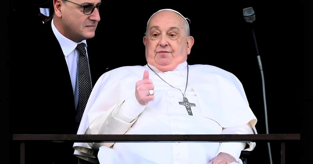 No, papa Francesco non &egrave; ancora morto: Bergoglio &egrave; vivo e tossisce in mezzo a noi. Ma l&rsquo;avete visto &ldquo;in fuga&rdquo; dall&rsquo;ospedale con la Fiat 500L dopo le dimissioni dal Gemelli? E quell&rsquo;ok col pollice che &egrave; quasi un dito medio ecumenico&hellip;