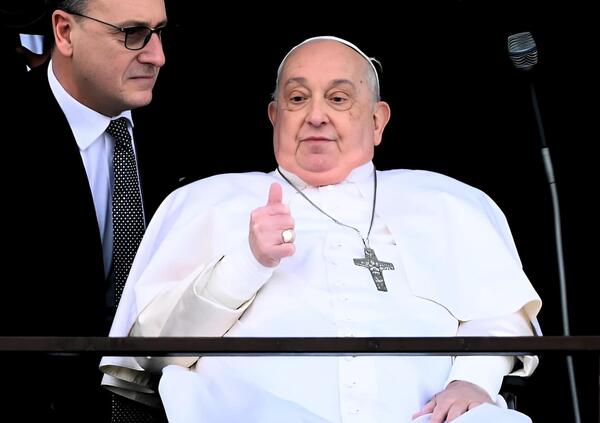 No, papa Francesco non &egrave; ancora morto: Bergoglio &egrave; vivo e tossisce in mezzo a noi. Ma l&rsquo;avete visto &ldquo;in fuga&rdquo; dall&rsquo;ospedale con la Fiat 500L dopo le dimissioni dal Gemelli? E quell&rsquo;ok col pollice che &egrave; quasi un dito medio ecumenico&hellip;