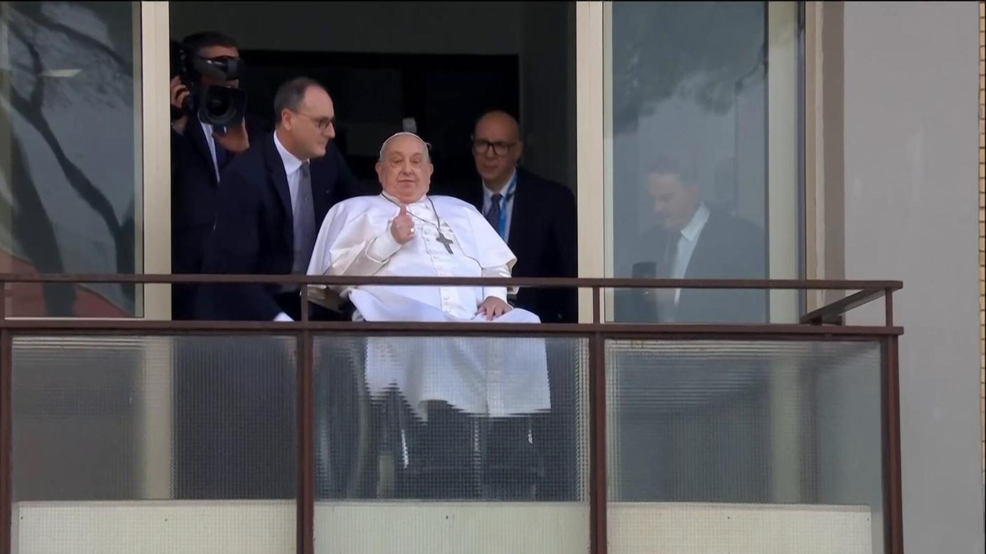 La prima apparizione di Papa Francesco