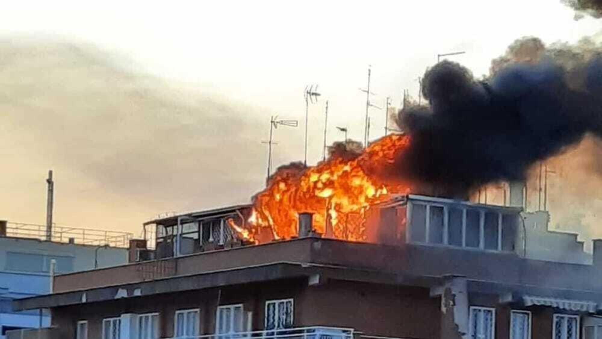 Le immagini dell&#039;incendio a Monteverde. I testimoni hanno descritto il boato simile a &quot;una bomba, una bomba terrificante&quot;