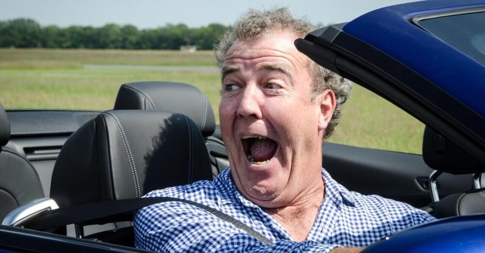 Sapete chi gode dei guai di Tesla? Jeremy Clarkson, che ai tempi di Top Gear stronc&ograve; la Roadster di Musk, finendo in tribunale: &ldquo;Ho aspettato sulla riva del fiume e&hellip;&rdquo;