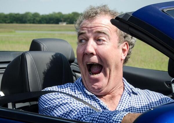 Sapete chi gode dei guai di Tesla? Jeremy Clarkson, che ai tempi di Top Gear stronc&ograve; la Roadster di Musk, finendo in tribunale: &ldquo;Ho aspettato sulla riva del fiume e&hellip;&rdquo;