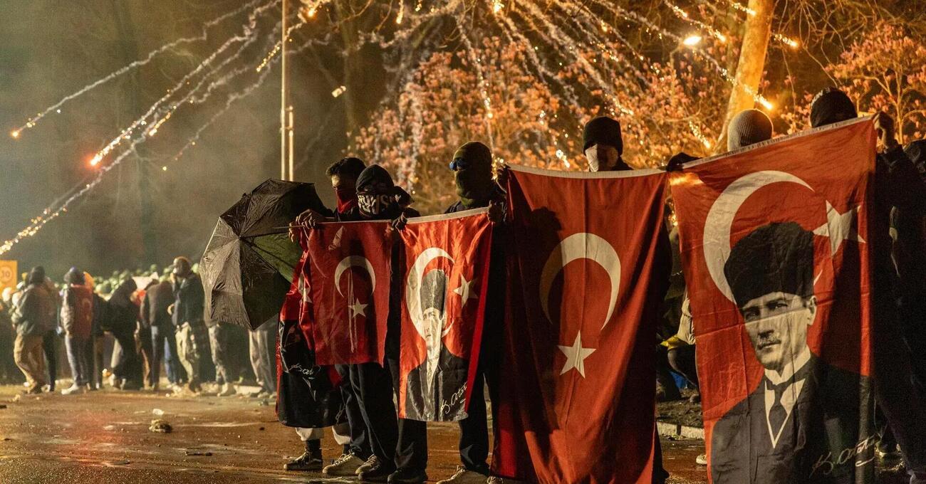 Macron vuole portare i soldati di Erdogan in Europa per difendere l&#039;Ucraina da Putin, ma ha visto cosa succede in Turchia? Dalle armi all&#039;illusione del mondo libero: ecco perch&eacute; l&#039;Ue ha gi&agrave; perso (di nuovo)