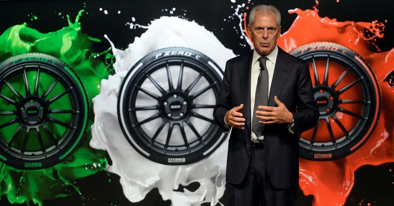 Perch&eacute; Pirelli si scontra con i cinesi? C&rsquo;entrano il mercato americano, le regole sui connected vehicles e il pneumatico smart. E intanto Tronchetti Provera vola a Hong Kong ma&hellip;