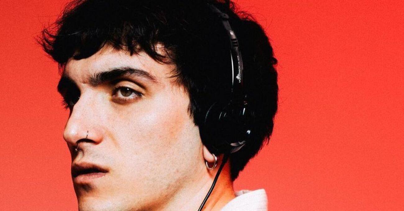 Abbiamo ascoltato &ldquo;404 (una canzone de I Cani)&rdquo; il nuovo singolo di Giuse The Lizia, ma com&rsquo;&egrave;? Un inno (virale su TikTok) della Gen Z che ci fa sentire la mancanza di Niccol&ograve; Contessa&hellip;