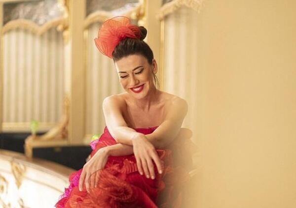 Ok, ma che caz*o è “Samusà” di Virginia Raffaele sul Nove? È in tv, ma è teatro, è trasformismo e parla della sua infanza. Ecco perché Discovery+ diventa un Luna park...