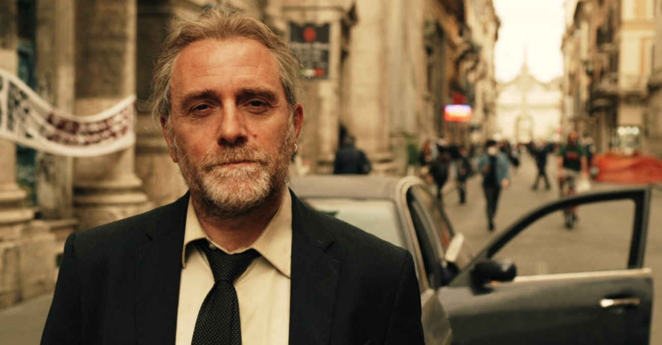 Abbiamo visto in anteprima il nuovo film di Valerio Mastandrea ora al cinema, ma com&rsquo;&egrave;? L&#039;amore, la morte, Dostoevskij e quella voglia di restare aggrappati alla vita (&ldquo;Nonostante&rdquo; tutto)
