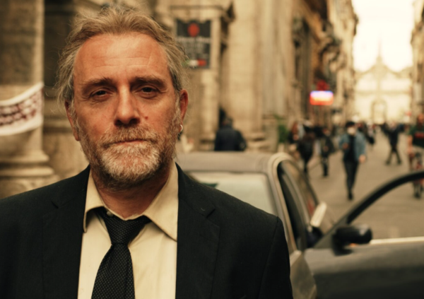 Abbiamo visto in anteprima il nuovo film di Valerio Mastandrea ora al cinema, ma com&rsquo;&egrave;? L&#039;amore, la morte, Dostoevskij e quella voglia di restare aggrappati alla vita (&ldquo;Nonostante&rdquo; tutto)