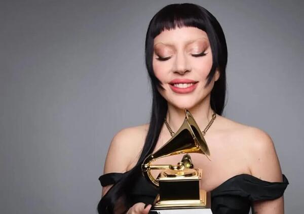 Davvero Lady Gaga ha plagiato il logo &quot;Mayhem&quot; di Lost International? La somiglianza c&#039;&egrave;, ma basta per chiedere 100 milioni di dollari? E c&#039;&egrave; un precedente legato al copyright...