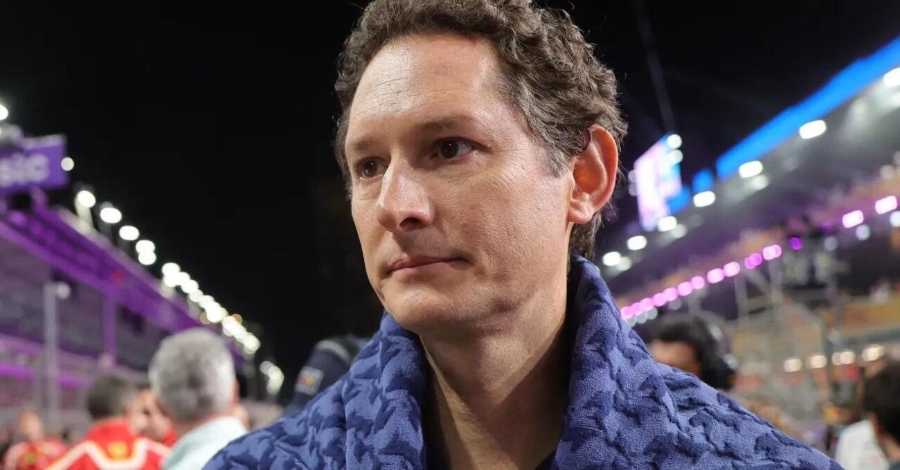 Ma John Elkann ci sa ancora fare? Stellantis in caduta libera, e lo stipendio dell&rsquo;erede Agnelli continua a salire. Solo Ferrari e Philips salvano Exor, ma...
