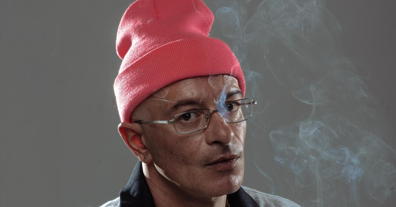 Intervista definitiva a Chicoria: &ldquo;C&#039;&egrave; tanta prostituzione intellettuale, ma io sono libero&rdquo;. E su Tony Effe: &ldquo;A Sanremo ha avuto le palle, perch&eacute;...&rdquo;. E sull&rsquo;album &ldquo;Due lettere dopo&rdquo;, Shiva, Roma e le droghe&hellip;