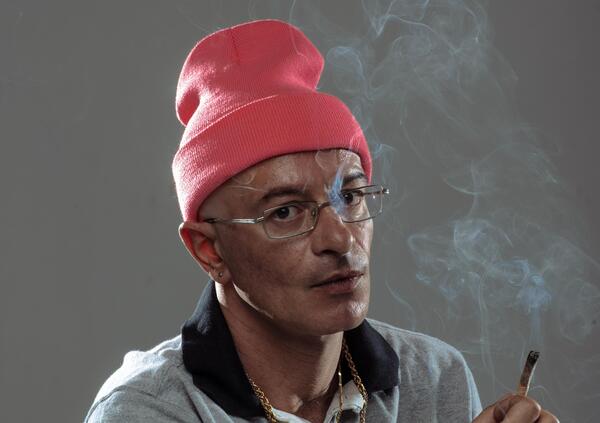 Intervista definitiva a Chicoria: &ldquo;C&#039;&egrave; tanta prostituzione intellettuale, ma io sono libero&rdquo;. E su Tony Effe: &ldquo;A Sanremo ha avuto le palle, perch&eacute;...&rdquo;. E sull&rsquo;album &ldquo;Due lettere dopo&rdquo;, Shiva, Roma e le droghe&hellip;
