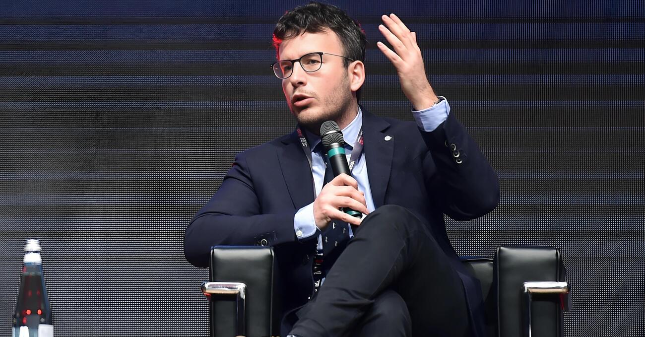&ldquo;Elly Schlein? &Egrave; sinistra trash e non ha letto Marx&rdquo;. Intervista totale a Diego Fusaro: Meloni? &ldquo;Se possibile &egrave; anche peggio del fascismo&rdquo;. Trump e Musk? &ldquo;Meglio Xi Jinping e la saggezza cinese&rdquo;. E sull&rsquo;Europa, Papa Francesco e la guerra&hellip;