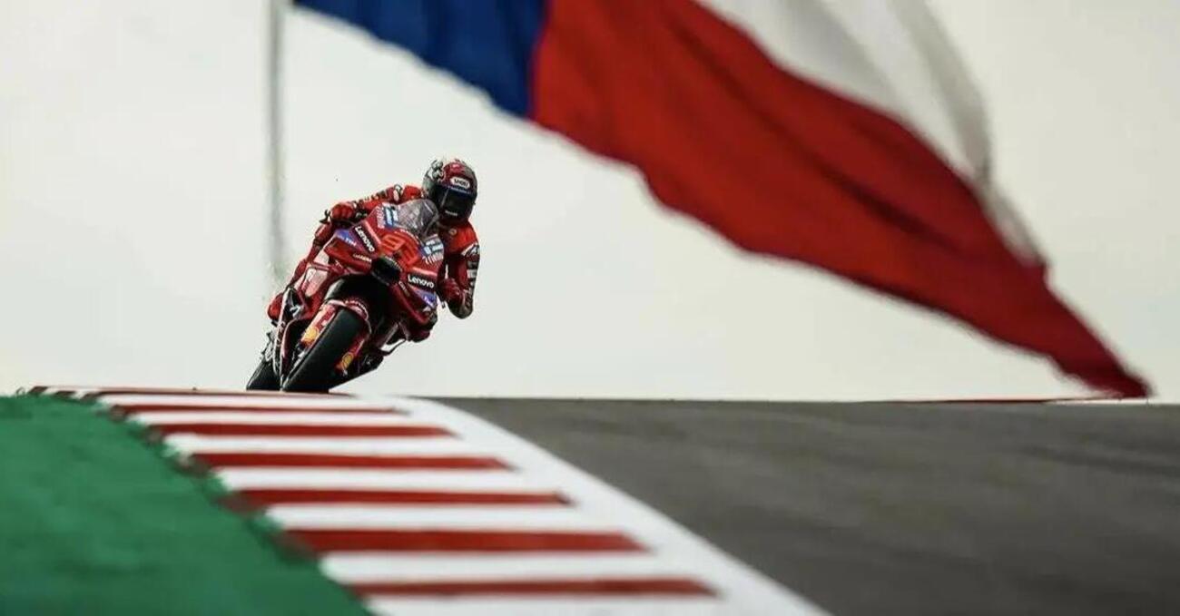 Marc Marquez gioca il jolly e vince pure la Sprint di Austin davanti a Alex, ma Pecco gli ha infilato un gran messaggio nella tasca