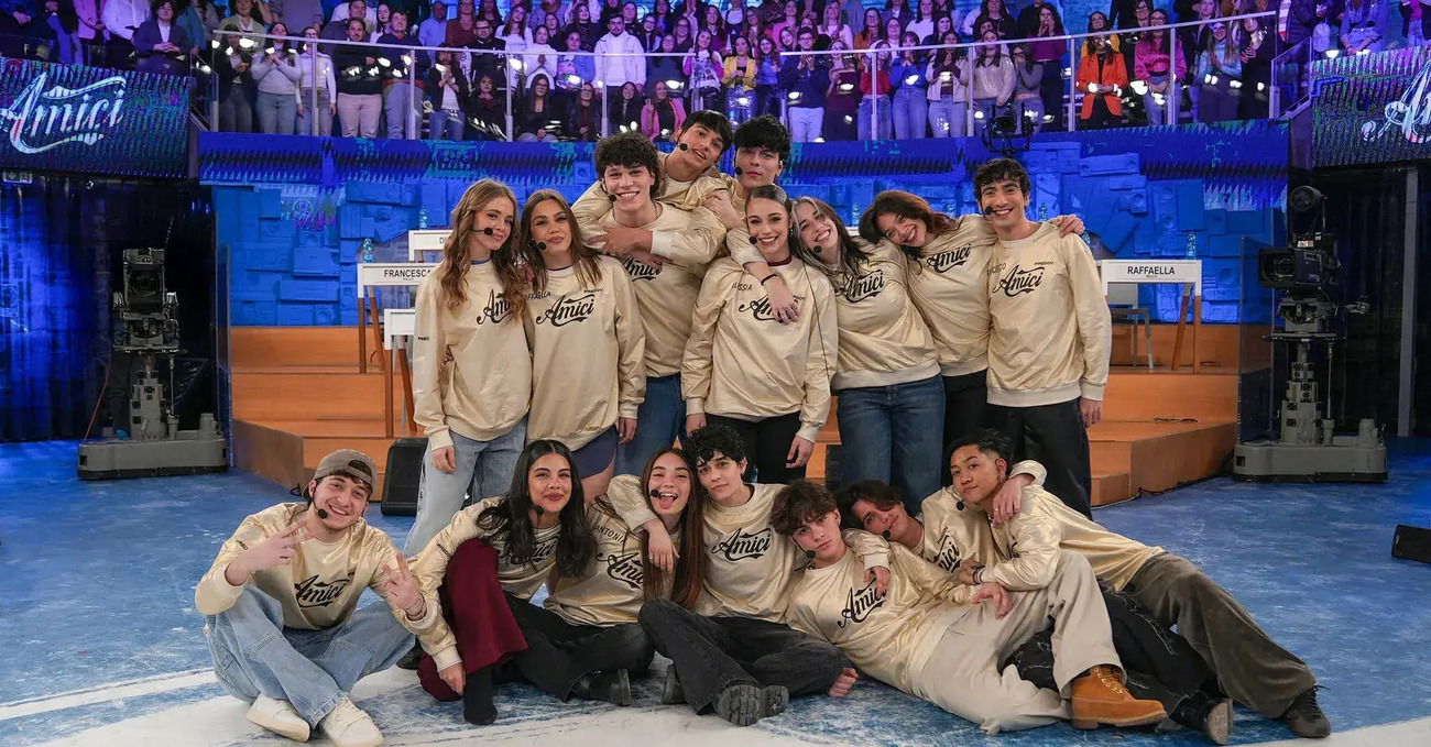 Amici di Maria De Filippi, ma chi ha scritto gli inediti? Riccardo Zanotti (Pinguini Tattici Nucleari) torna con Chiamamifaro e c&rsquo;&egrave; anche un ex concorrente del talent di Mediaset. E sui produttori&hellip;