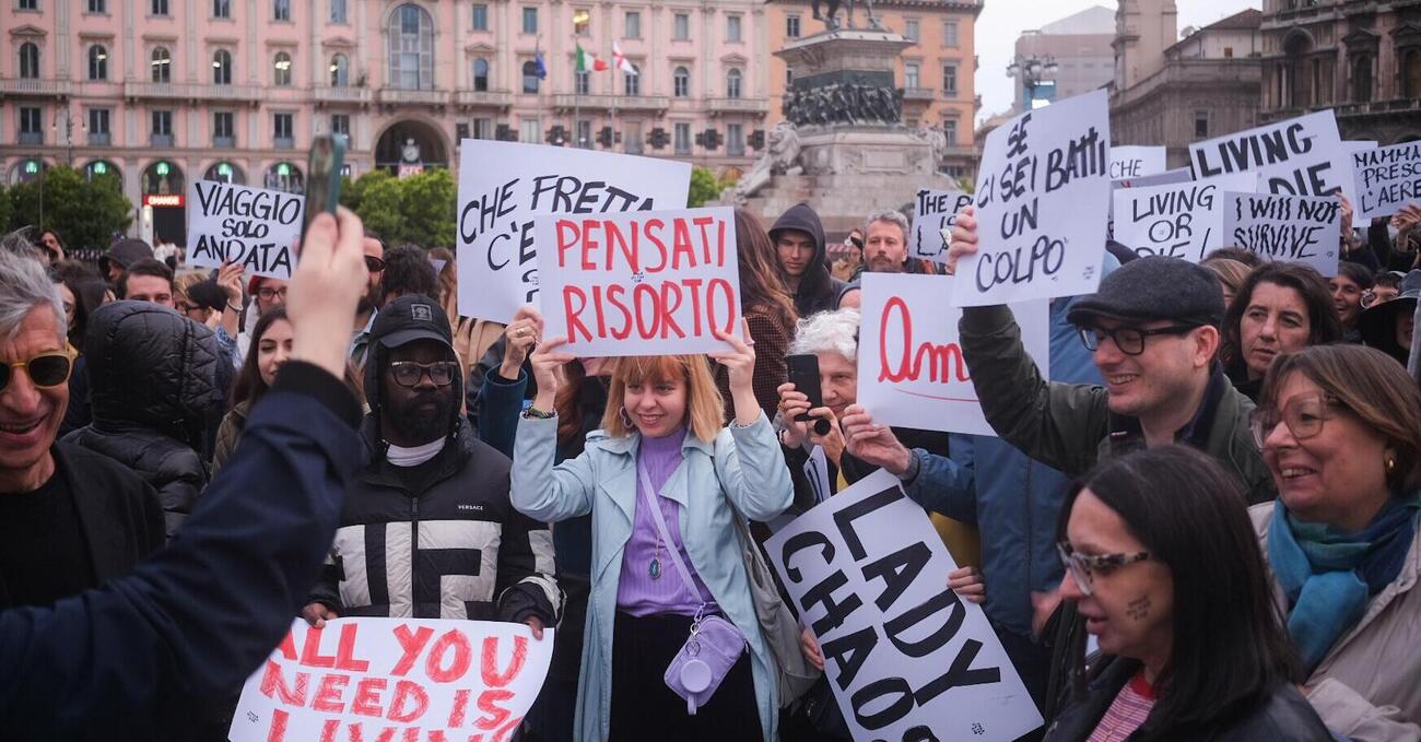 Milano non &egrave; solo Gintoneria, piattini e vini naturali da fighetti. La dimostrazione? &ldquo;La fine allegra&rdquo;, incontro tra manifestazione e performance organizzato da Maurizio Cattelan e Nicolas Ballario (con Living del Corriere). Vi raccontiamo com&rsquo;&egrave; andata&hellip;