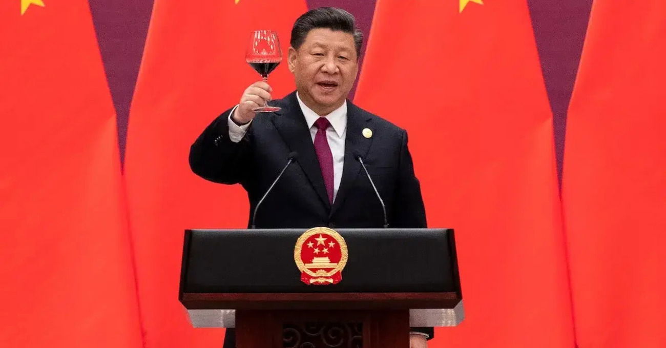 Sapete cosa succede con i dazi di Trump? La nostra economia &egrave; fott*ta e l&#039;Europa pure. Vi spieghiamo cosa c&#039;&egrave; dietro al &ldquo;tradimento&rdquo; Usa e perch&eacute; la Cina si prender&agrave; il mondo... 