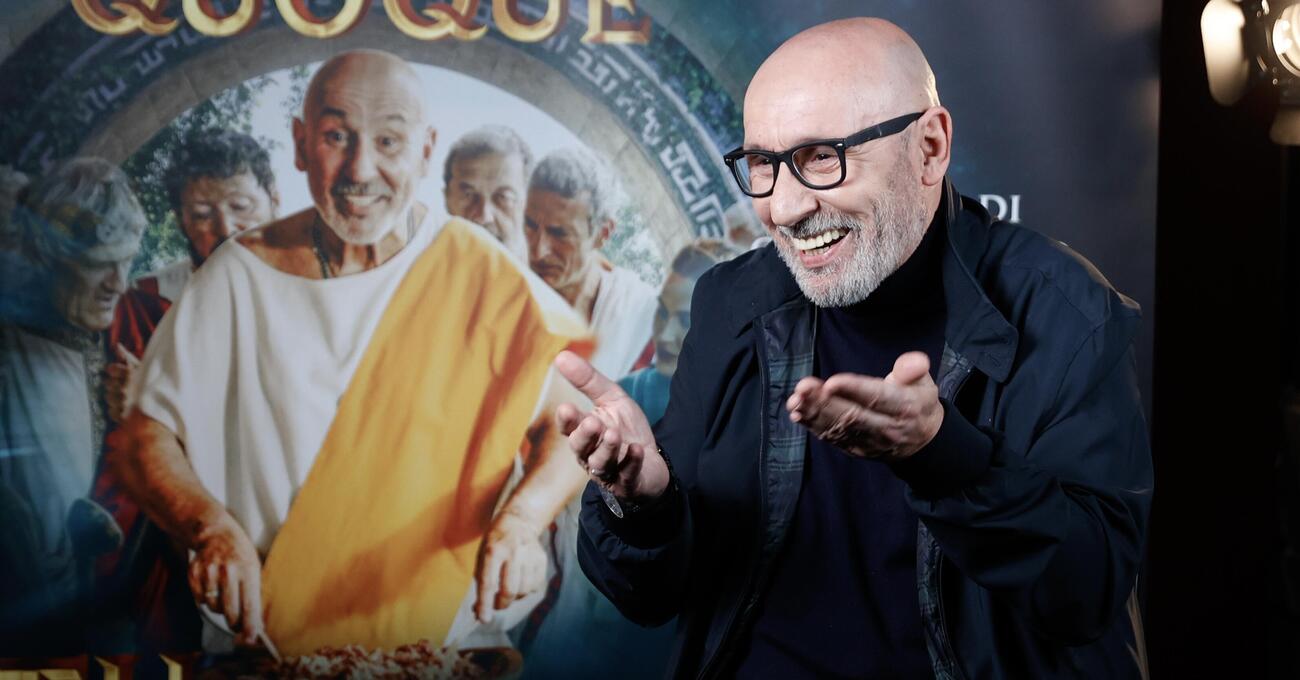 &ldquo;Il 2025? Non vedo luce, era meglio vivere nel 44 avanti Cristo&rdquo;, Maurizio Battista al cinema con Tu Quoque. &ldquo;La comicit&agrave;? Se fa polemica &egrave; fastidio perch&eacute;&hellip;&rdquo;. E sui giovani&hellip;