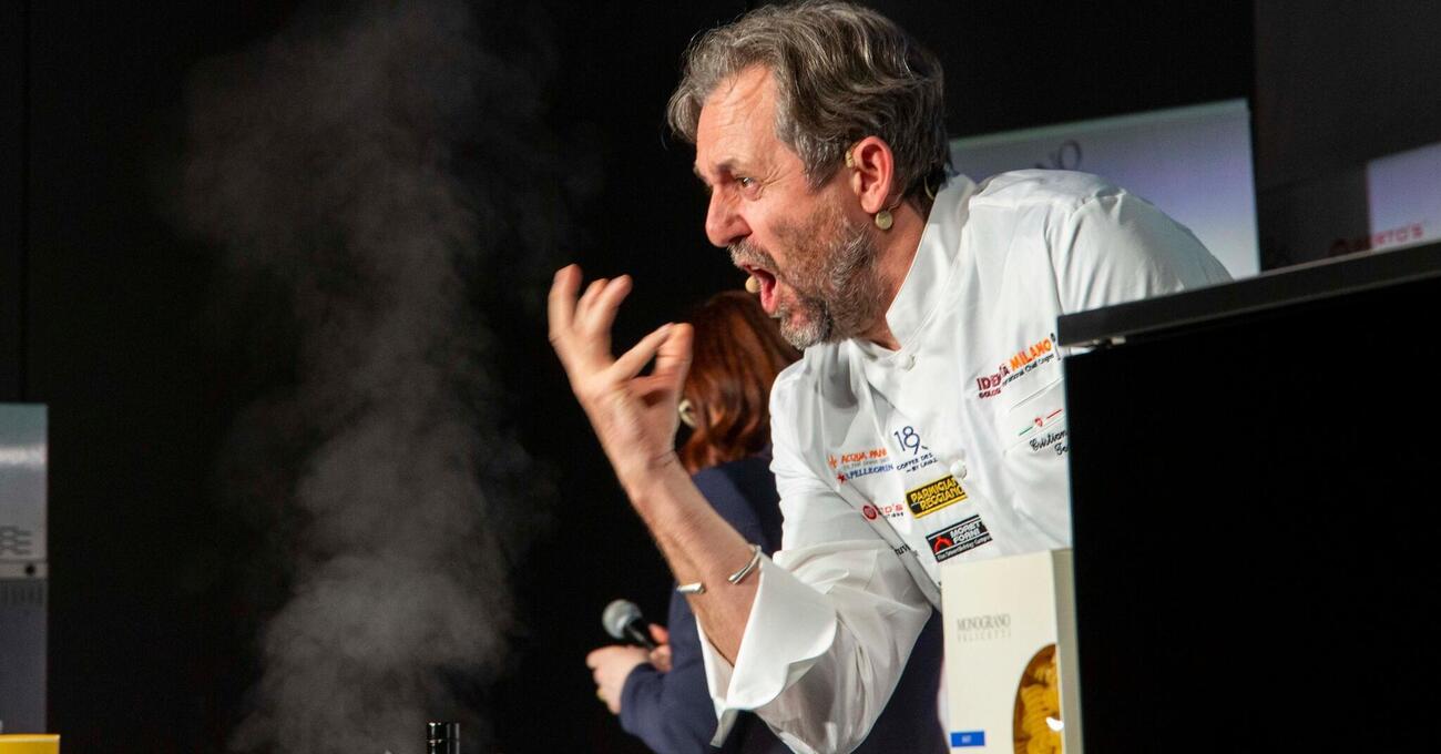 Chef Tomei incaz*ato col mondo: &ldquo;I dazi? Come umanit&agrave; abbiamo fallito&rdquo;. In Italia? &ldquo;Non si investe nella scuola, altro che contest di food&rdquo;. L&rsquo;AI di Cracco? &ldquo;Peggio la deficienza artificiale&rdquo;. E su Masterchef, la &ldquo;dieta della pizza&rdquo; e i robot in cucina&hellip;