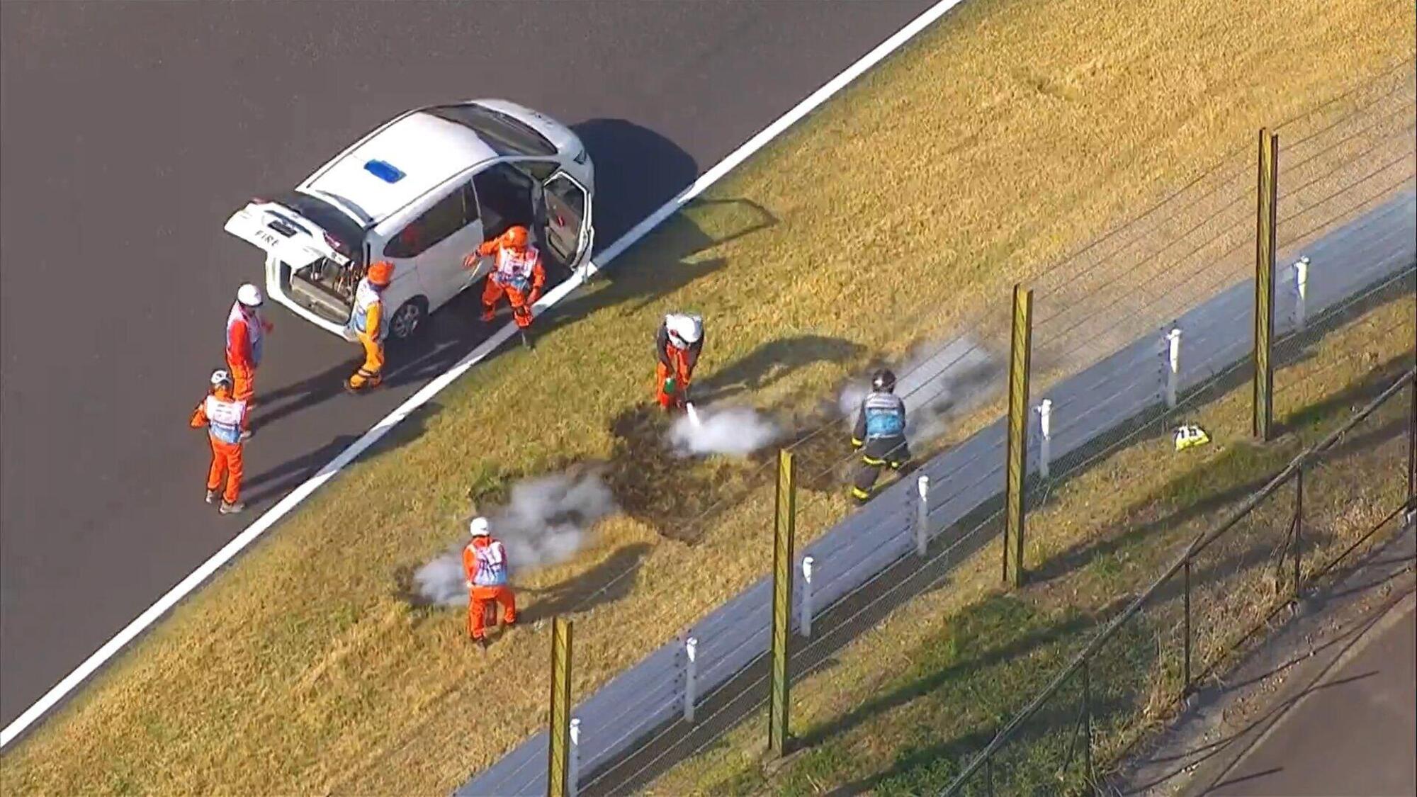 I marshall a Suzuka cercano di spegnere il principio di incendio a bordo pista