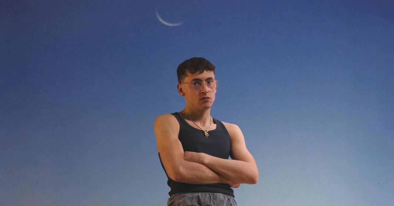 Ok, ma com&rsquo;&egrave; &ldquo;Non guardare gi&ugrave;&rdquo; di Tredici Pietro dal punto di vista musicale? Lo abbiamo fatto ascoltare a un esperto: un album riuscito, coerente ed eterogeneo negli spazi sonori&hellip;