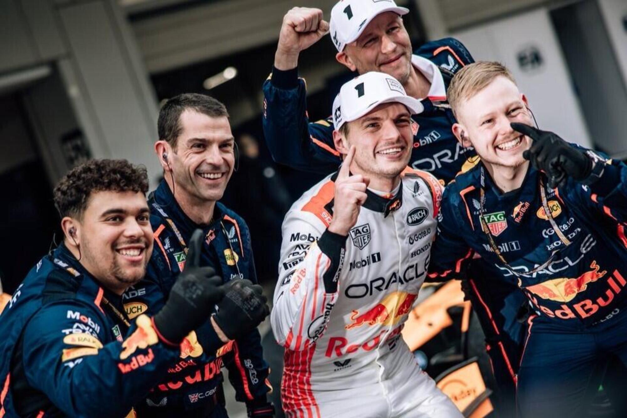 Max Verstappen festeggia la sua prima vittoria del 2025 con i suoi meccanici della Red Bull
