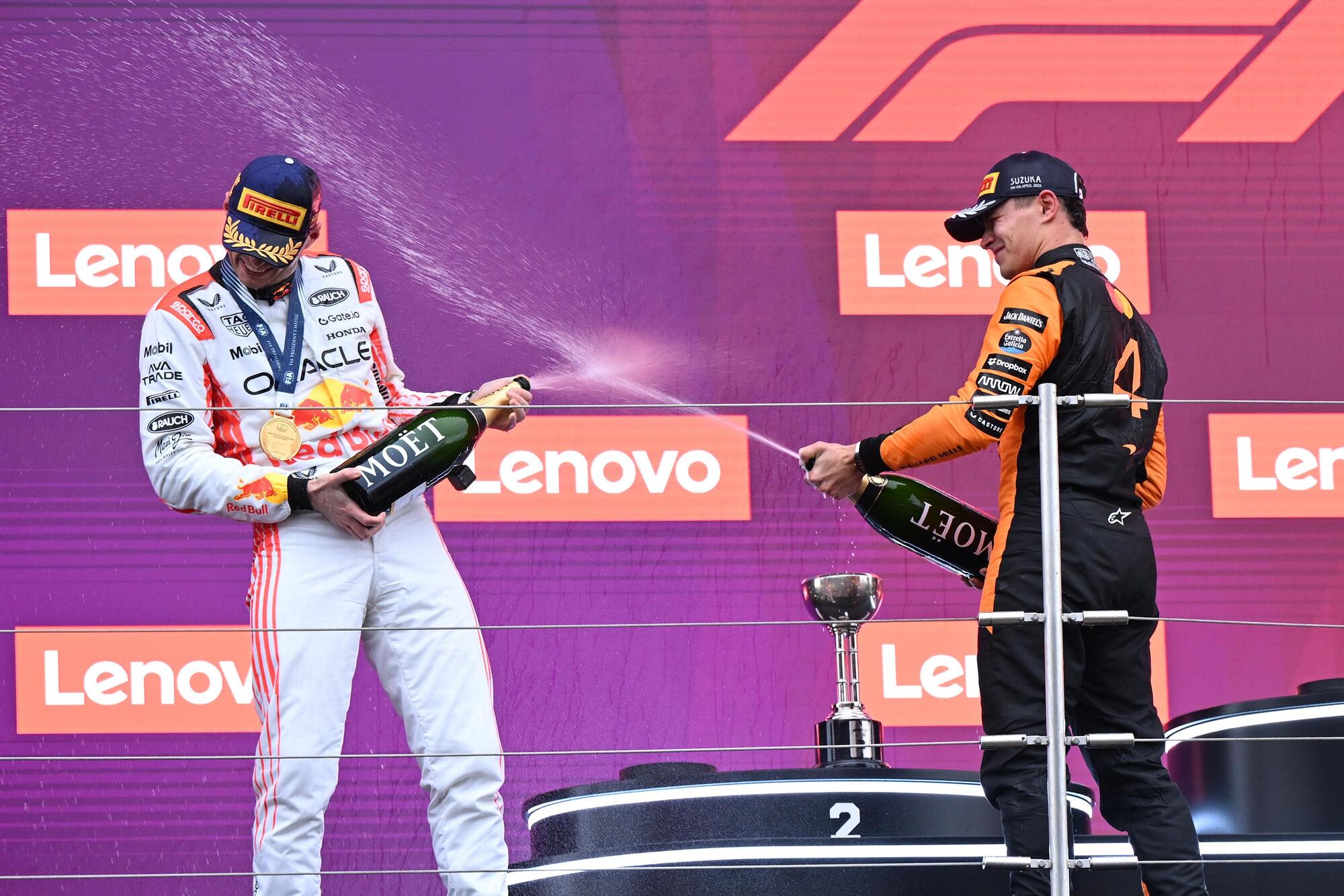 Max Verstappen e Lando Norris festeggiano sul podio di Suzuka