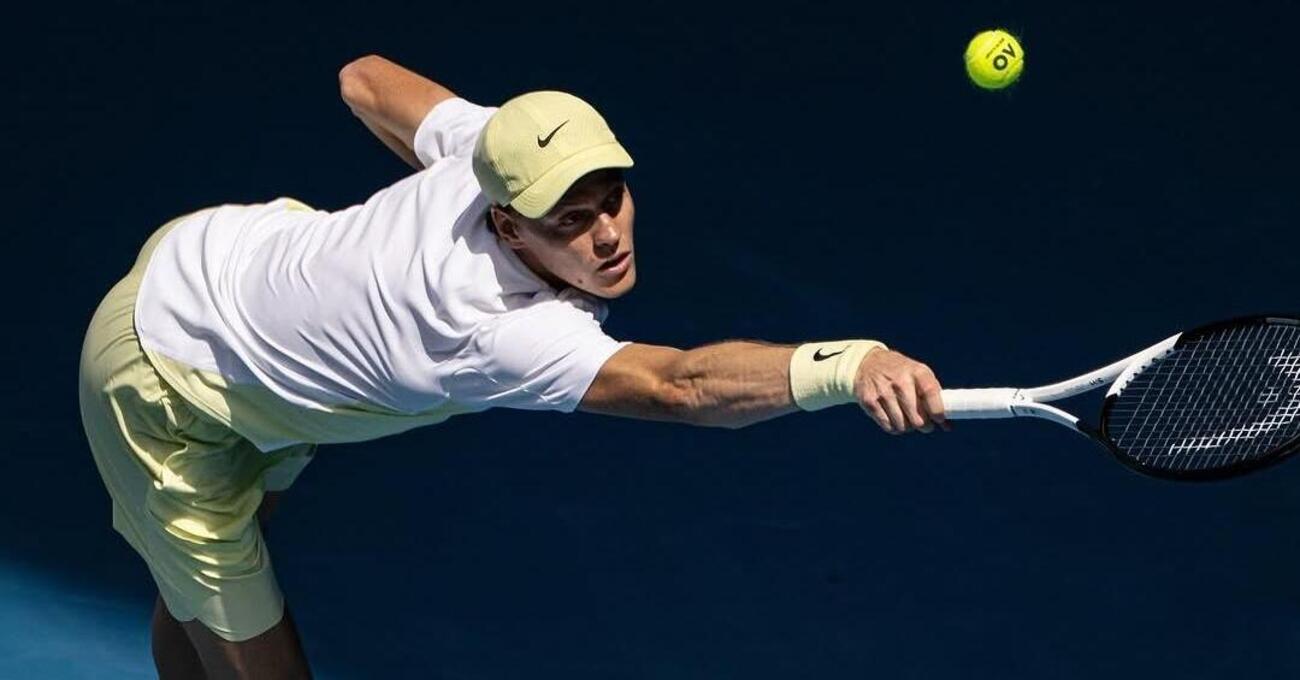 Il meraviglioso mondo di Jannik Sinner e il suo manifesto da robot zen: il numero uno del tennis che non segue il tennis, il profeta del &ldquo;non posso controllare niente&rdquo;, il teorico del male minore