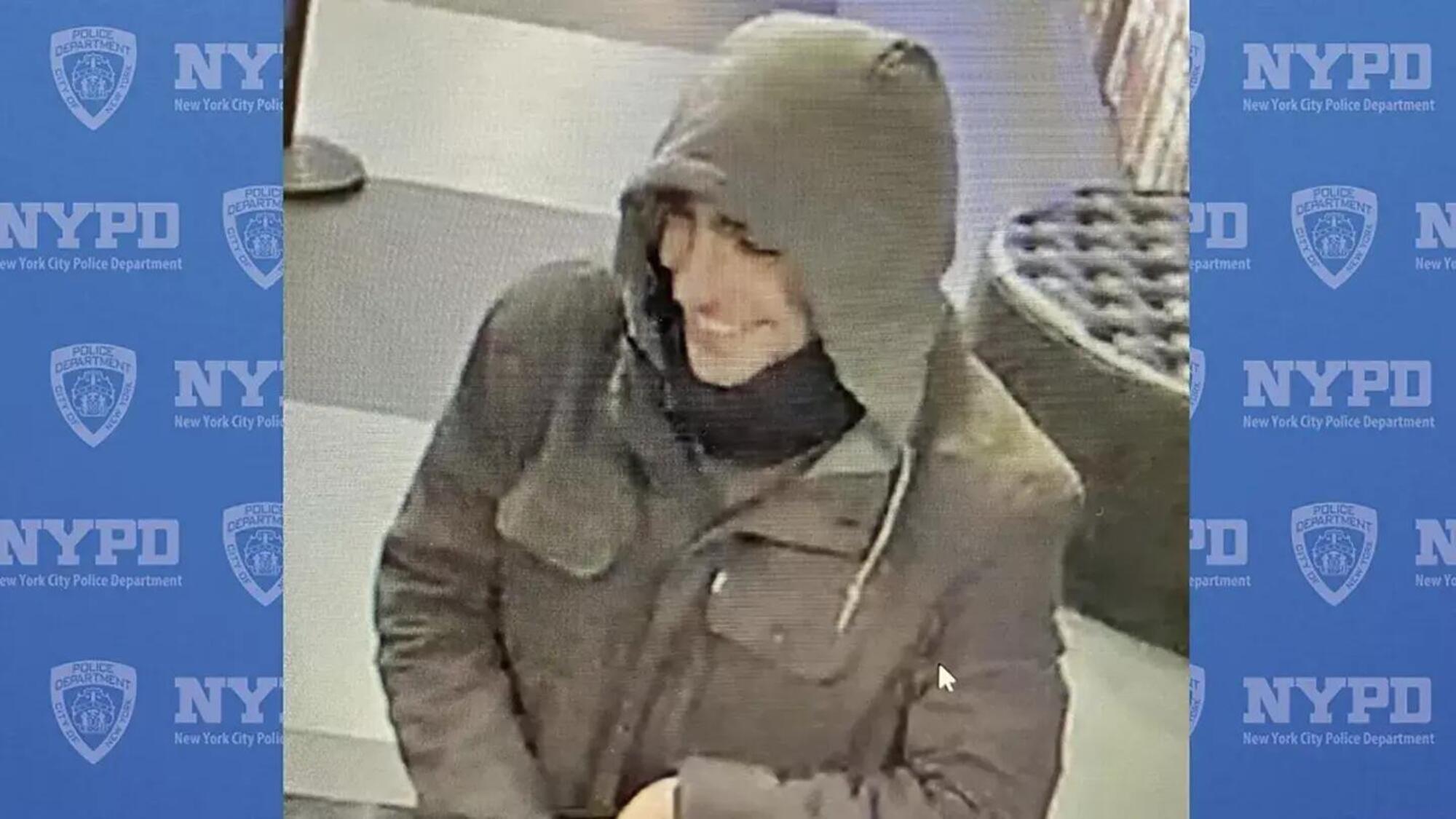 Luigi Mangione ripreso dalle telecamere di videosorveglianza del McDonald's