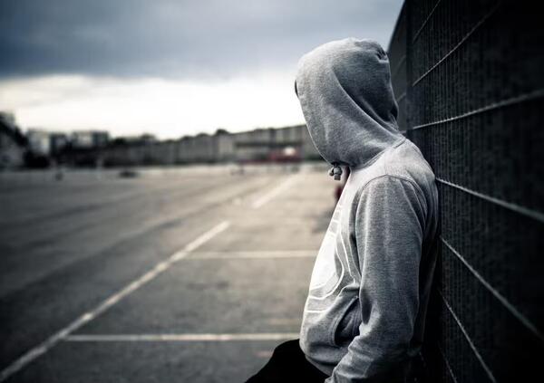 Figli che uccidono i padri per difende le madri (e vengono assolti), ma c&#039;&egrave; un rischio emulazione e giustizia &quot;fai da te&quot;? Da Alex Pompa a Bojan Panic (e non solo): legittima difesa o deriva sociale? 