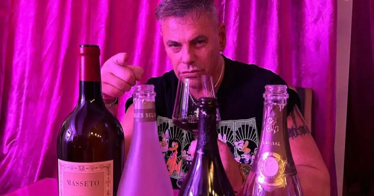 Voi comprate lo champagne di Davide Lacerenza (ma dove si trova e quanto costa?) e lui cosa beve ai domiciliari? Ce lo mostra la fidanzata Clotilde Conca Bonizzoni: frullati detox... Ecco perch&eacute; il King della Gintoneria, per Pasqua, si allena come Rocky