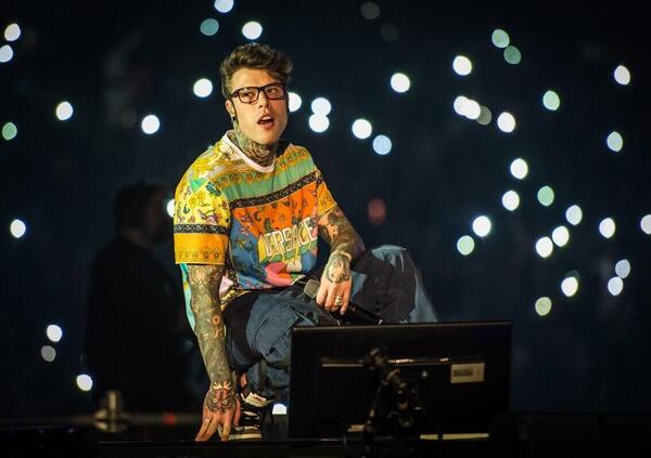 Caso ultras e Fedez, l&#039;attacco di Tony Effe: &ldquo;&Egrave; un carabiniere&rdquo;. Ma cosa intende? A Lo Stato delle cose il &ldquo;tariffario&rdquo; di Hagag, i soldi pubblici, gli eventi live con le pro-loco e i contatti tra Why Event e Vivo Concerti. Tra Lucci e Norrito&hellip;