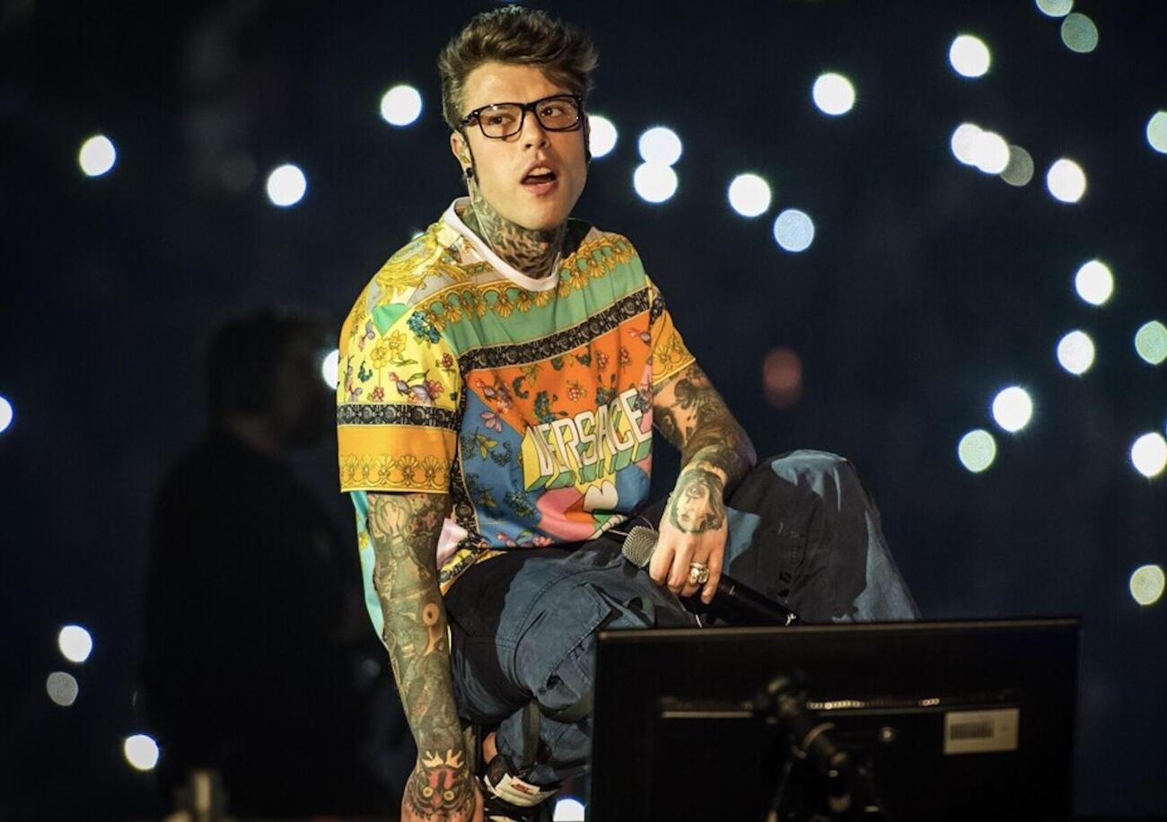 Caso ultras e Fedez, l&#039;attacco di Tony Effe: &ldquo;&Egrave; un carabiniere&rdquo;. Ma cosa intende? A Lo Stato delle cose il &ldquo;tariffario&rdquo; di Hagag, i soldi pubblici, gli eventi live con le pro-loco e i contatti tra Why Event e Vivo Concerti. Tra Lucci e Norrito&hellip;