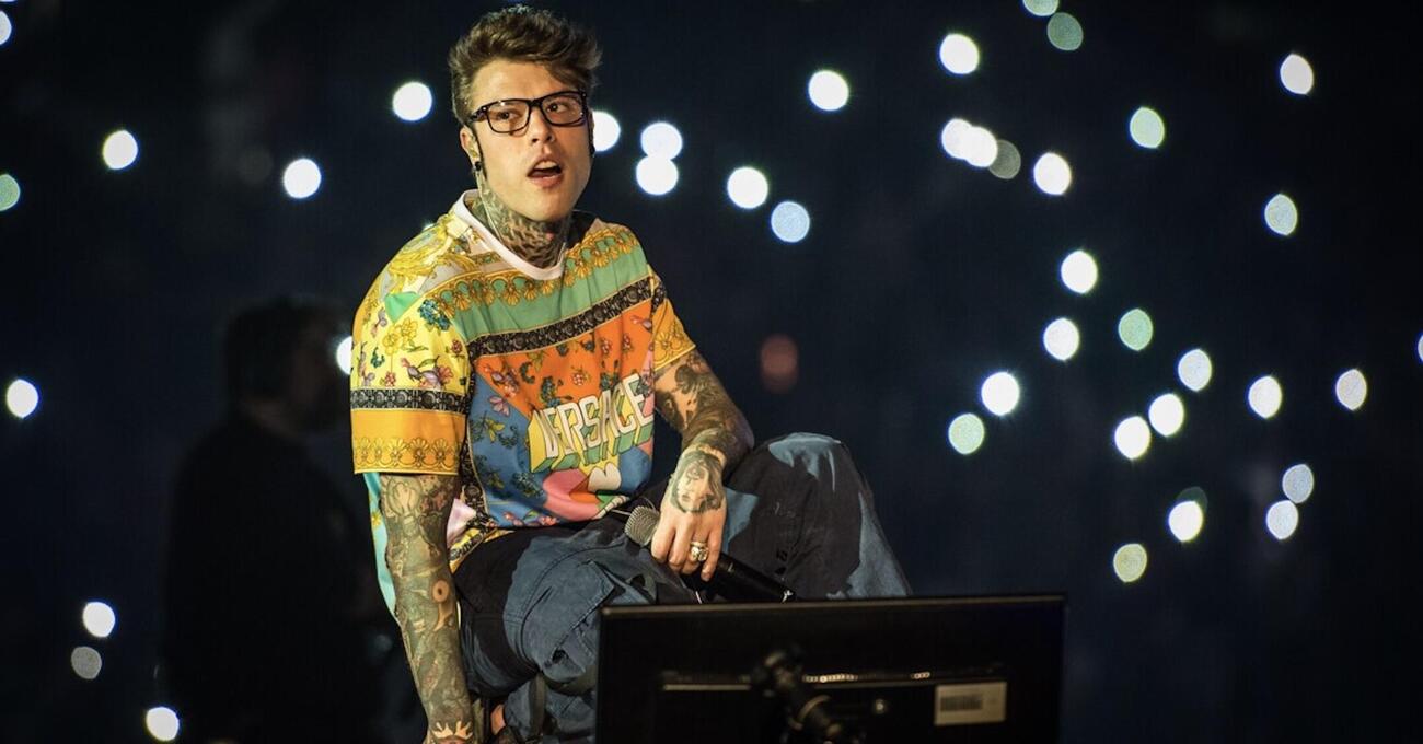 Caso ultras e Fedez, l&#039;attacco di Tony Effe: &ldquo;&Egrave; un carabiniere&rdquo;. Ma cosa intende? A Lo Stato delle cose il &ldquo;tariffario&rdquo; di Hagag, i soldi pubblici, gli eventi live con le pro-loco e i contatti tra Why Event e Vivo Concerti. Tra Lucci e Norrito&hellip;