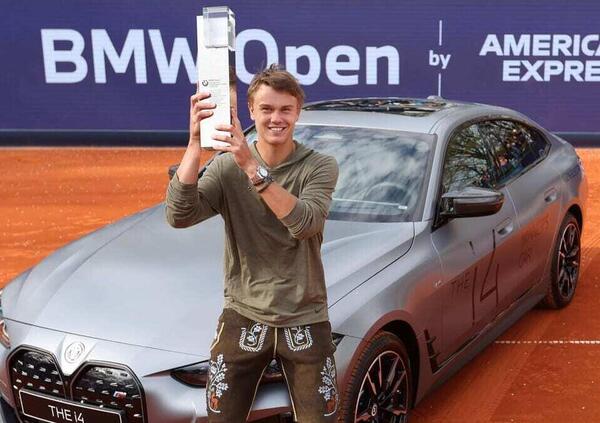 C&#039;&egrave; del genio (o della follia) in Rune che compra una Porsche senza poterla usare? Ecco modello, prezzo dell&rsquo;auto del tennista. Ma intanto sul campo a Montecarlo (e non solo...)