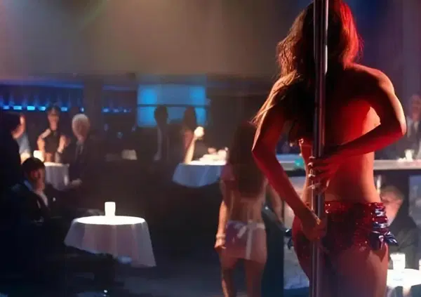 Davvero le escort in Italia possono aprire partita Iva? S&igrave;, ma i clienti vengono multati: ecco come il Fisco italiano riscrive (male) il sesso a pagamento con un codice Ateco. E Lacerenza con la Gintoneria?