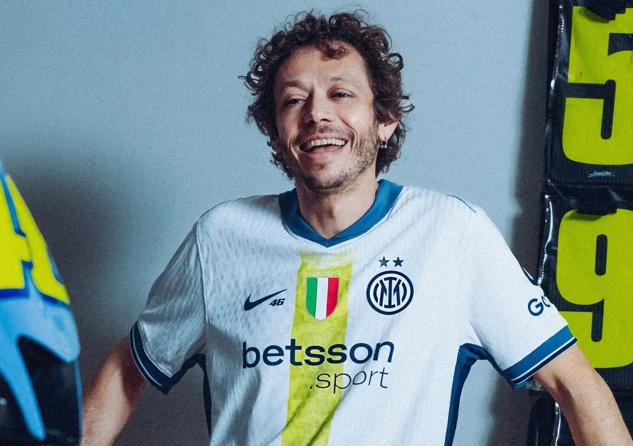 LA VOGLIAMO! Eccola qui la collab DEVASTANTE tra Valentino Rossi e l&rsquo;Inter, una maglia da gara per celebrare il 46 che i nerazzurri indosseranno contro il Cagliari a San Siro