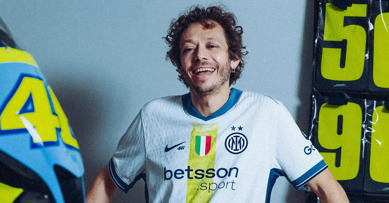 LA VOGLIAMO! Eccola qui la collab DEVASTANTE tra Valentino Rossi e l&rsquo;Inter, una maglia da gara per celebrare il 46 che i nerazzurri indosseranno contro il Cagliari a San Siro