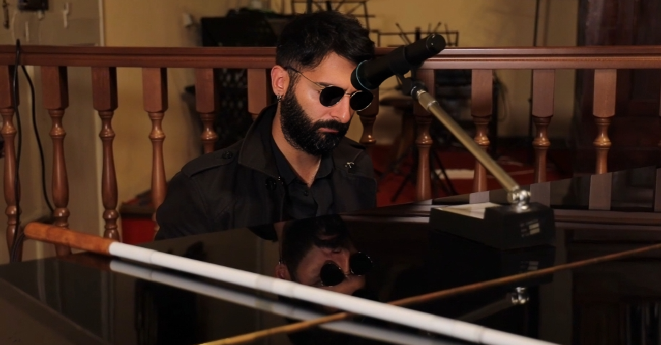 Avete visto &ldquo;Film alla cieca&rdquo;? La nuova serie  di Sax, artista non vedente che reinterpreta i film cult con una visione alla &ldquo;cieca&rdquo;, esce insieme al suo singolo &ldquo;I&rsquo;m blind&rdquo;, e&hellip;