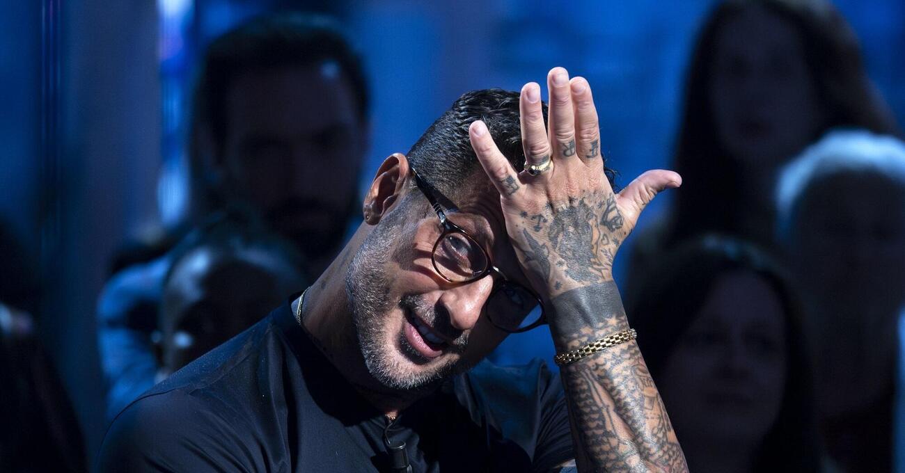 Perch&eacute; Fabrizio Corona &egrave; stato assolto dall&#039;accusa di tentata estorsione? C&#039;entra un video intimo... E in che senso voleva &ldquo;comprare il silenzio&rdquo; della donna?
