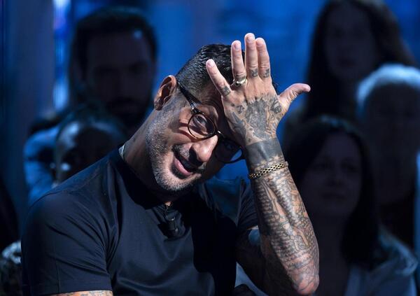 Perch&eacute; Fabrizio Corona &egrave; stato assolto dall&#039;accusa di tentata estorsione? C&#039;entra un video intimo... E in che senso voleva &ldquo;comprare il silenzio&rdquo; della donna?