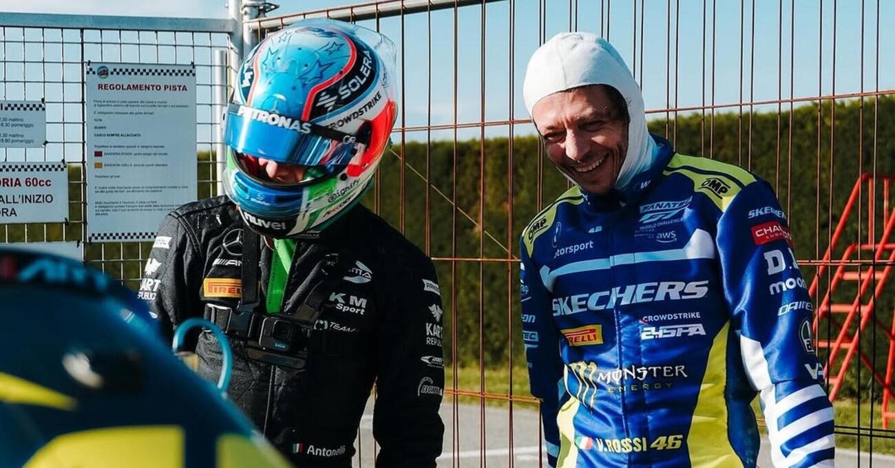 Come ci fa godere Kimi Antonelli, che nel media day della F1 in Bahrein racconta della sfida sui kart con Valentino Rossi: &ldquo;L&rsquo;ho battuto, ma&hellip;&rdquo;