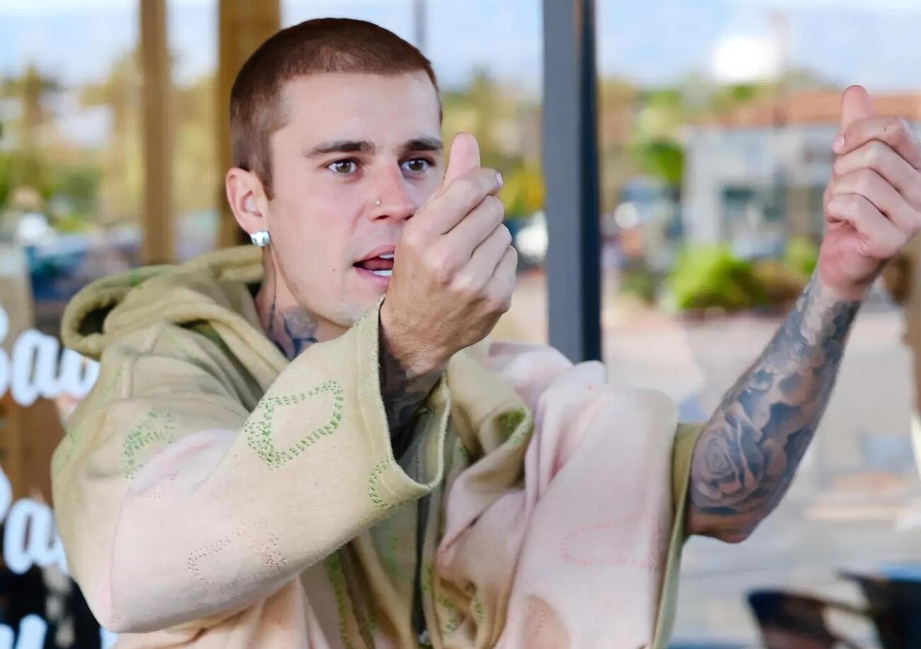 ATTENZIONE, SCOOP DI JUSTIN BIEBER (che sbrocca davanti ai paparazzi): alla gente interessano i soldi, non le persone. Ma davvero? Se lo dice un milionario che non sa pi&ugrave; cosa farsene del denaro&hellip;