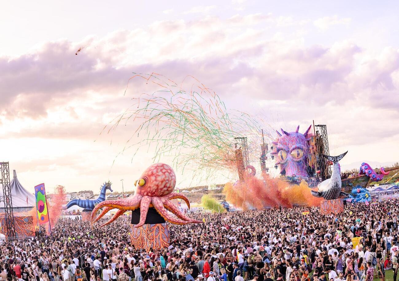 Glitter, techno e delirio, ma li avete presi i biglietti per elrow Town a Reggio Emilia? Vi spieghiamo perch&eacute;, all&#039;Iren Green Park (il leggendario Campovolo), non ce ne sar&agrave; per nessuno&hellip;
