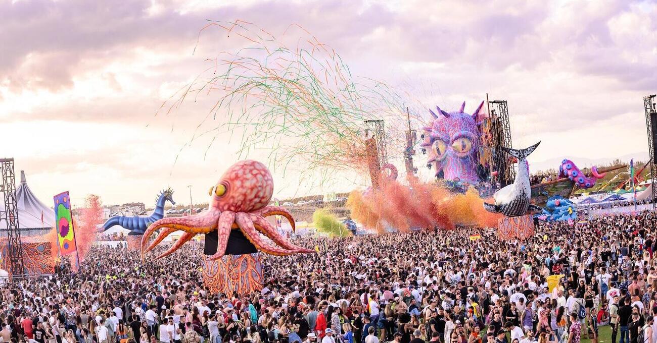 Glitter, techno e delirio, ma li avete presi i biglietti per elrow Town a Reggio Emilia? Vi spieghiamo perch&eacute;, all&#039;Iren Green Park (il leggendario Campovolo), non ce ne sar&agrave; per nessuno&hellip;